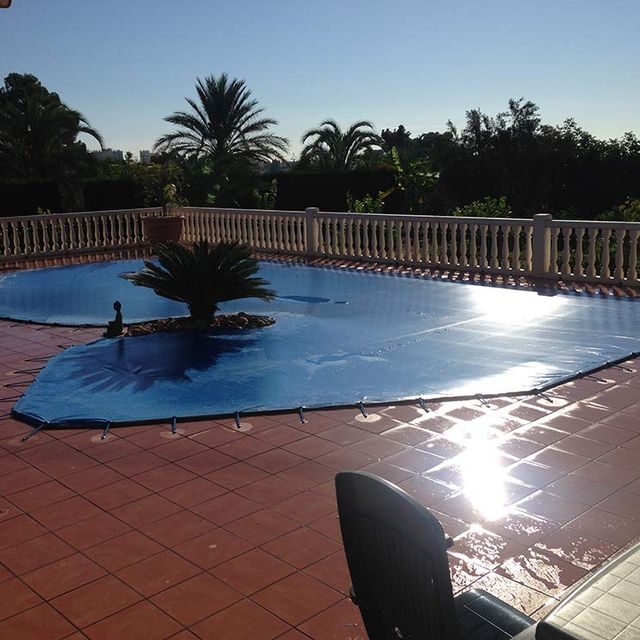 Toldos Peñalver lona azul para piscina