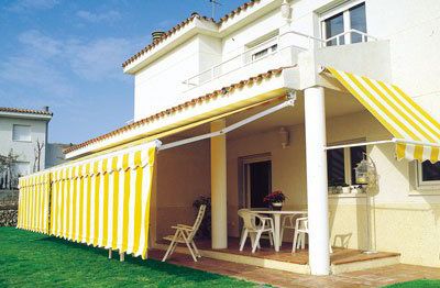 Toldos Peñalver casa con toldo amarillo